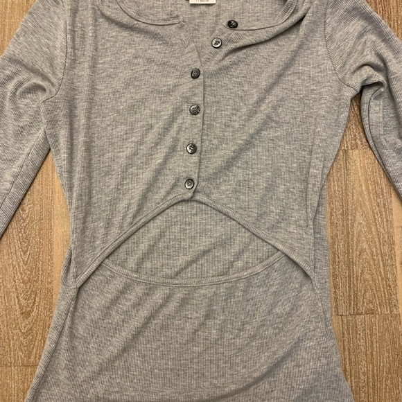 Lovers and Friends Grey Top Small - Picture 2 of 4